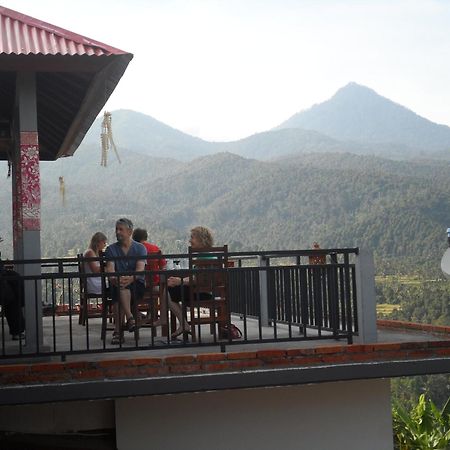 One Homestay And Warung Munduk Eksteriør billede