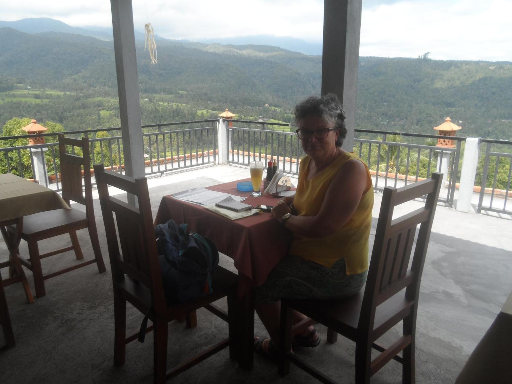 One Homestay And Warung Munduk Eksteriør billede