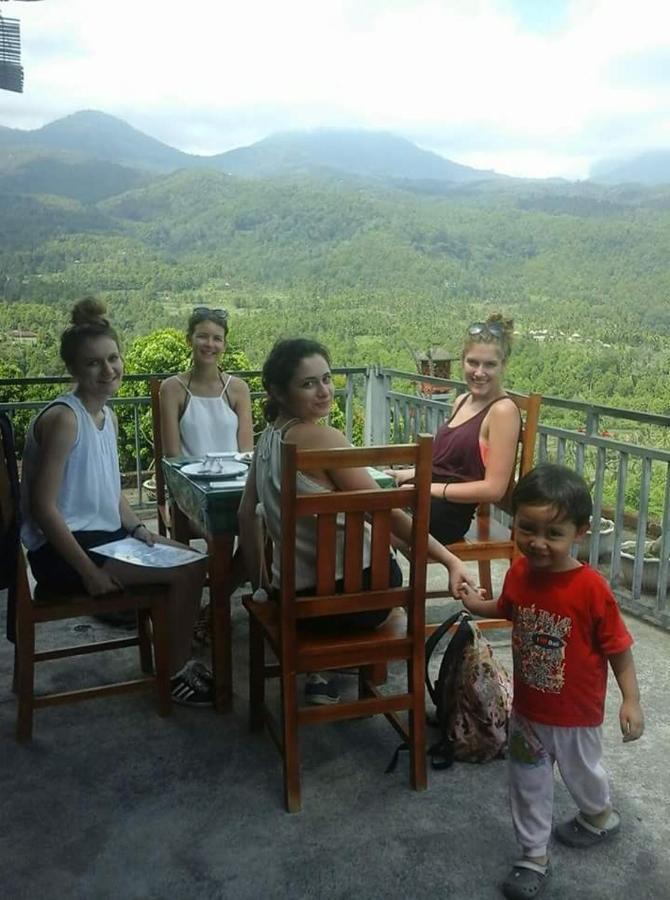 One Homestay And Warung Munduk Eksteriør billede
